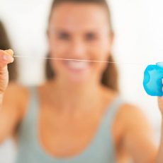 Fil dentaire et brossette : comment bien les utiliser ?